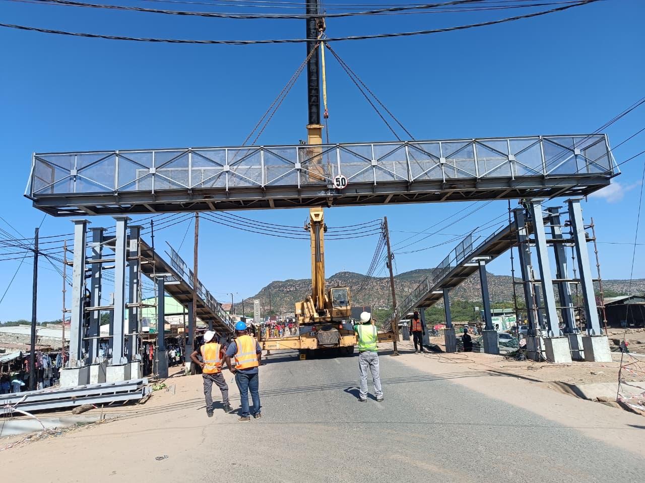 Montagem da ponte metálica pedonal